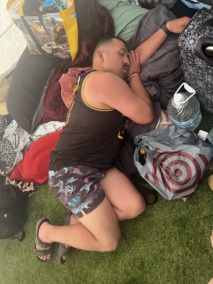 Angelochoa714's tweet photo. How was Camp EDC? 
Me: https://t.co/I52P5py9zY