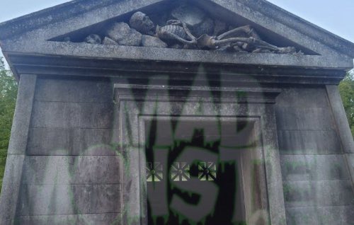 MadMonsterMag's tweet photo. A couple more #BehindtheScenes #Beetlejuice2 set pics. Some sort of Crypt maybe? Currently filming in Buckinghamshire U.K under the secret title “Blue Hawaii” Starring Michael Keaton, Winona Ryder and  Jenna Ortega. Beetlejuice 2 will likely be released in 2024. https://t.co/Ok92IV6pZi