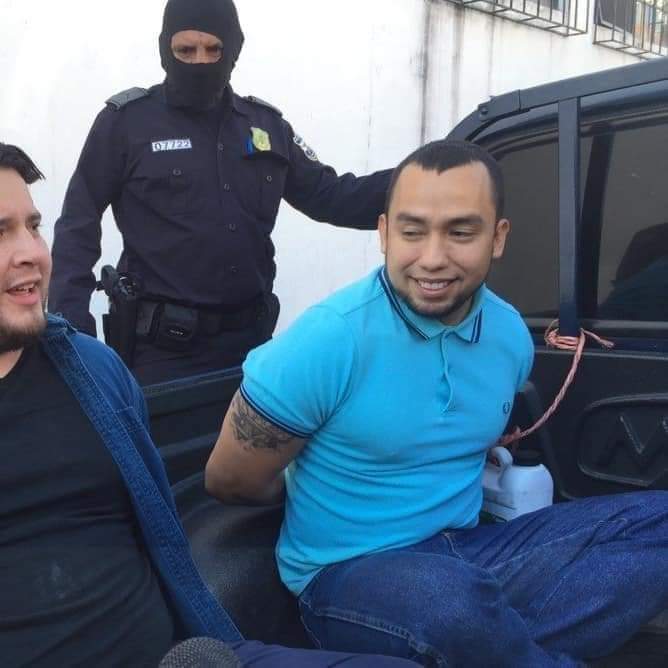 ElTrompudo2022's tweet photo. Ejemplo de superación de un corrupto:

Viceministro de Agricultura agradece al Foquerío porque pasó de ser un delincuente a ser un adinerado funcionario público. Una historia de éxito considerando que apenas tiene noveno grado y un curso de diseño gráfico.

#ElPeloEnLaSopa https://t.co/78QS097Tw7