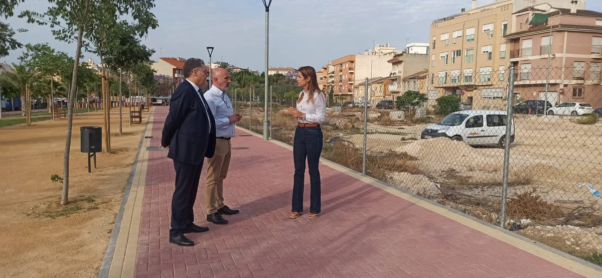 CarmenFructuos4's tweet photo. Ya estamos acondicionando un nuevo aparcamiento junto al Polideportivo para dar servicio a los vecinos de Espinardo.
Pronto la Calle Mayor de esta pedanía tendrá menos tráfico y contaminación, 1.000 m2 más de aceras y 30 nuevos árboles en la zona.
#SeguimosProgresando https://t.co/fGyIPefsYx