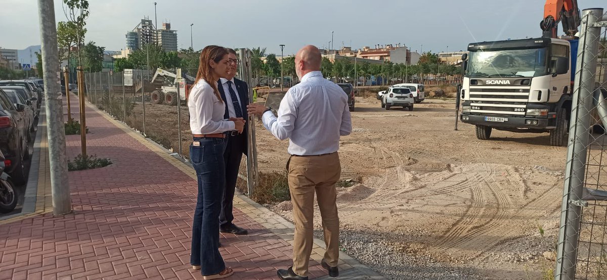 CarmenFructuos4's tweet photo. Ya estamos acondicionando un nuevo aparcamiento junto al Polideportivo para dar servicio a los vecinos de Espinardo.
Pronto la Calle Mayor de esta pedanía tendrá menos tráfico y contaminación, 1.000 m2 más de aceras y 30 nuevos árboles en la zona.
#SeguimosProgresando https://t.co/fGyIPefsYx