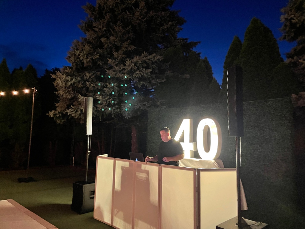 NYFFevents's tweet photo. Summer is right around the corner! Let NYFF produce an unforgettable Hamptons bash ☀️🎉

From social celebrations to corporate outings, our team executes events across the East End throughout the summer season.

#NYFF #eventproduction #summerevents #Hamptons #HamptonsEvents https://t.co/7EewdmfrYG