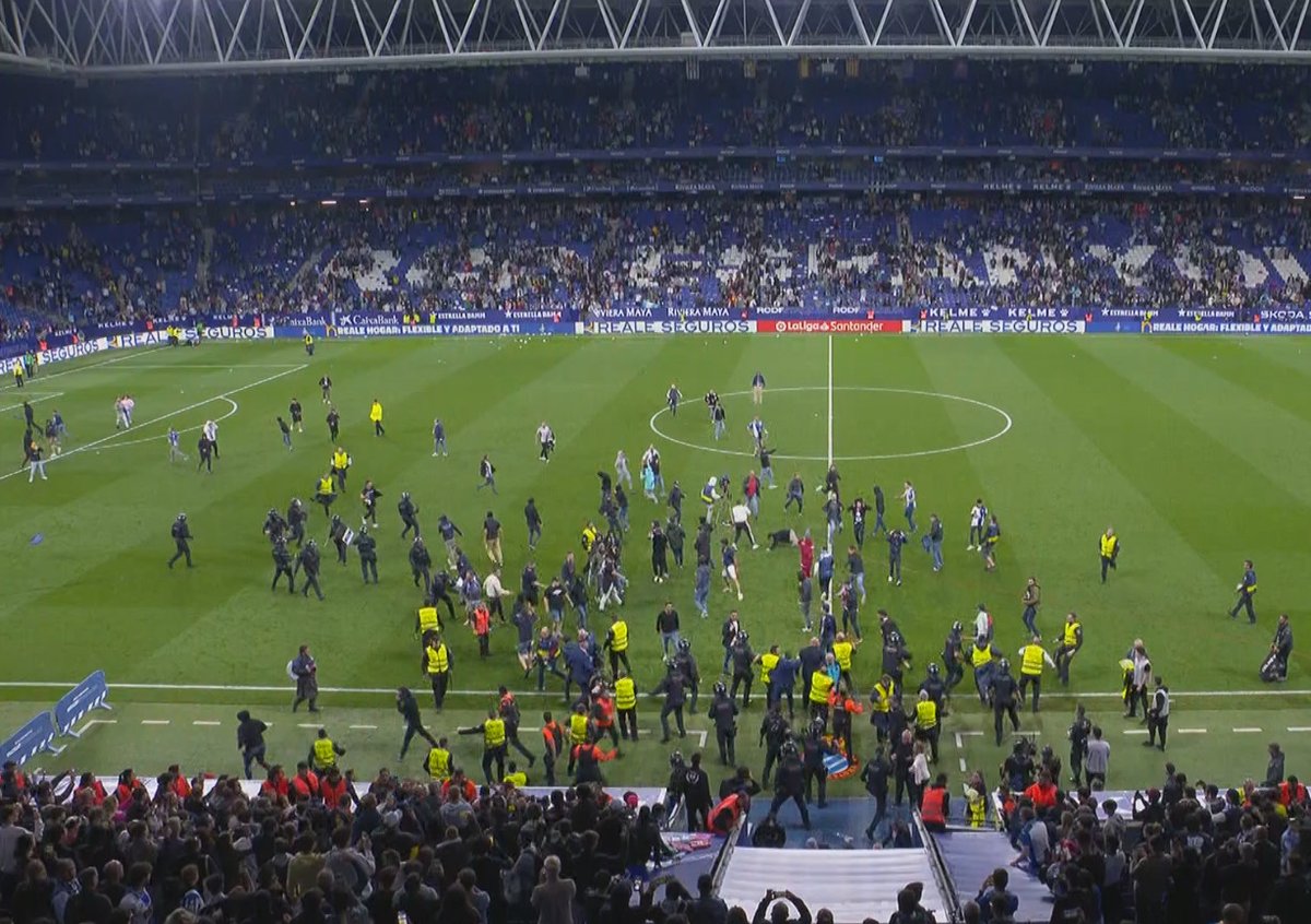 Zona_Blaugrana's tweet image. - Vinícius sin sanción por agredir a Hugo Duro.
- Valverde sin sanción por agredir a Baena.
- El Espanyol sin cierre de estadio por invasión, tirar objetos e ir a agredir a los jugadores del Barça.
- Tres partidos de sanción para Lewandowski por tocarse la nariz.

SINVERGÜENZAS‼️