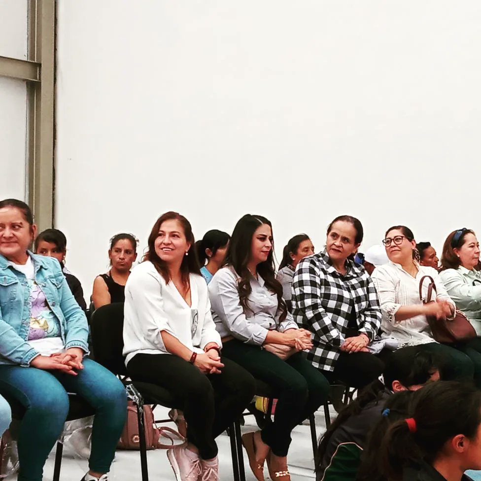 UaehRadio's tweet photo. El Voluntariado Universitario de la #UAEH encabezado por su presidenta, Patricia Torres Samperio, continúa regalando decenas de sonrisas. En esta ocasión Ciudad Universitaria Tulancingo fue el punto de reunión para niñas y niños de educación básica de la región. #DiaDelEstudiante https://t.co/AbjAYRokfY