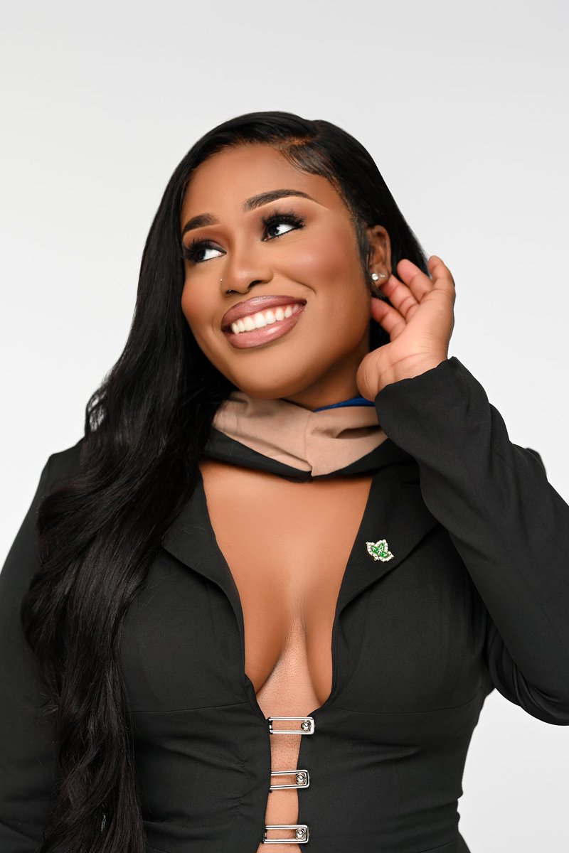 _AyanaR's tweet photo. Added letters to my name this past weekend. 🥳

Ayana Robinson, MBA 🎓 https://t.co/rTBAxWxaiV