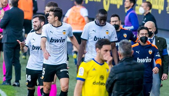 ¿Qué pensará Iñaki Williams? ¿Por qué no se hizo lo mismo con él? 

¿Por qué con Kameni no se actuó igual? ¿Por qué jugaba en el Málaga? 

¿Y Diakhaby? ¿Dónde están los audios, las imágenes? ¿No existen?

<a href="/rfef/">RFEF</a> no sé ellos, pero me gustaría una explicación.