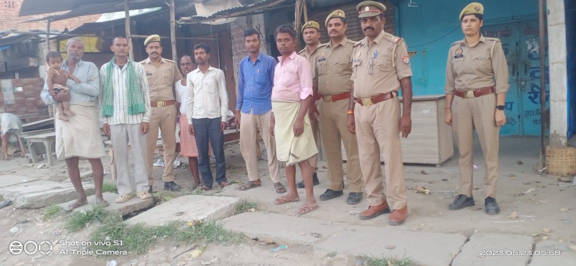 kheripolice's tweet photo. पुलिस अधीक्षक खीरी, श्री गणेश प्रसाद साहा के निर्देशन में जनपद खीरी पुलिस द्वारा चलाए जा रहे 'गुड मॉर्निंग लखीमपुर खीरी' अभियान के अंतर्गत जनपद खीरी के विभिन्न थानों के पुलिस बल द्वारा जनता के लोगों से संवाद स्थापित कर 'गुड मॉर्निंग' बोलकर उनका हाल-चाल जाना। https://t.co/XJAanJpizE