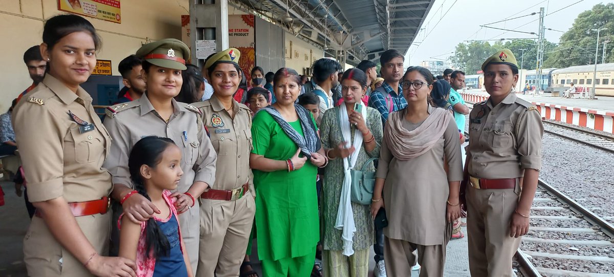 kheripolice's tweet photo. पुलिस अधीक्षक खीरी, श्री गणेश प्रसाद साहा के निर्देशन में जनपद खीरी पुलिस द्वारा चलाए जा रहे 'गुड मॉर्निंग लखीमपुर खीरी' अभियान के अंतर्गत जनपद खीरी के विभिन्न थानों के पुलिस बल द्वारा जनता के लोगों से संवाद स्थापित कर 'गुड मॉर्निंग' बोलकर उनका हाल-चाल जाना। https://t.co/XJAanJpizE