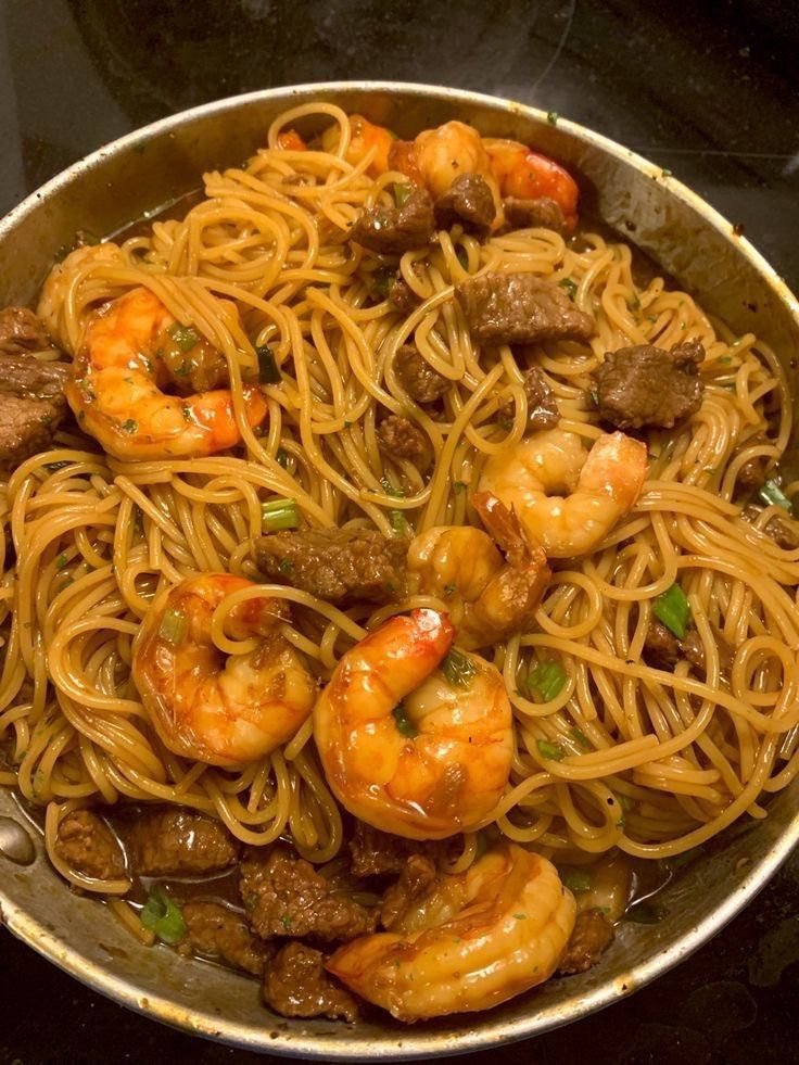 food_porn17's tweet photo. camarão e carne picadinha no macarrão https://t.co/bbiv34ppj2
