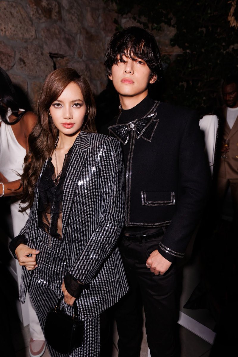 vanteblogstr's tweet photo. Vogue Güncellemesi - Taehyung ve Lisa https://t.co/izGSgB2tT1