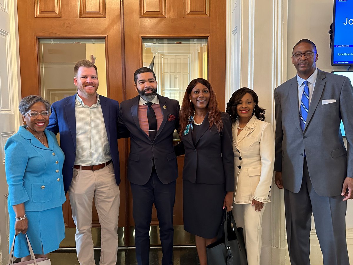 JacksonAirports's tweet image. CEO, Rosa M. Beckett, was introduced by the JMAA Board to the Jackson City Council during today's meeting. With 20+ years of airport leadership, she's eager to partner w/Mayor Lumumba & team for progress. Let's welcome her to our community! ✈️ #JMAA #NewCEO #PartnerForProgress