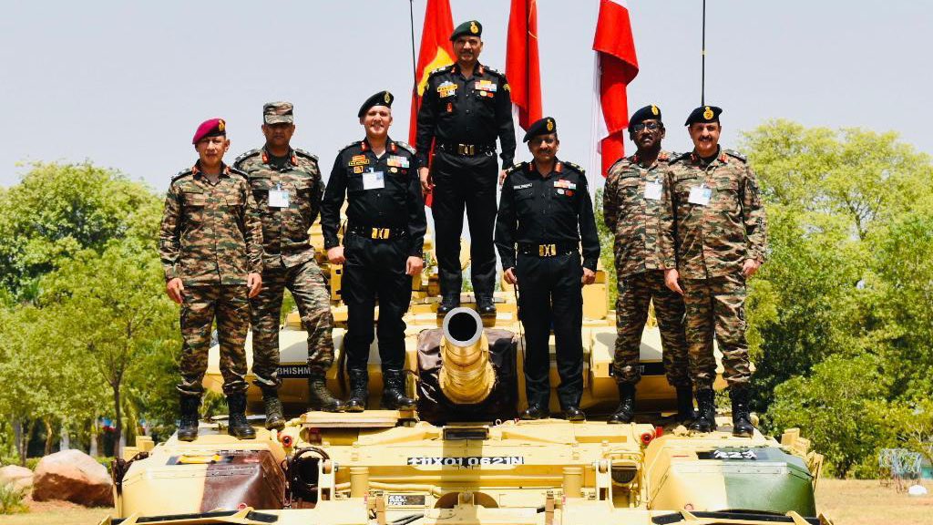 Lt Gen AK Singh, GOC-in-C #SouthernCommand visited #WhiteTigerDivision and appraised the operational readiness of the formation. He encouraged all ranks to maintain high level of professionalism, mission focus & operational preparednesses
#IndianArmy #jkjoshi