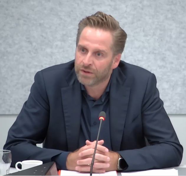 Minister Hugo de Jonge zet in een commissiedebat alles op alles om de problemen bij volkshuisvesting los te koppelen van ongecontroleerde immigratie. Want 100.000 immigranten per jaar, dat kan natuurlijk nooit de oorzaak zijn van het woningtekort en de enorme druk op de ruimte.