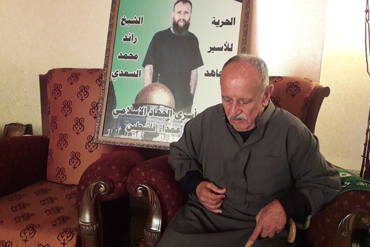 qadeyah_'s tweet image. أرهقته زيارات السجون، ابيضت عيناه، لم يعد يقوى على تحمل طول الطُرق ومشقاتها؛ هذا الرجل الثمانيني ما زال ينتظر حرية نجله منذ ثلاثة عقود.