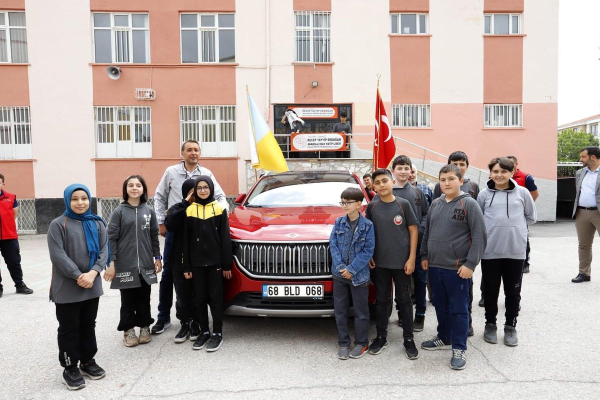 NiyaziMarasli's tweet photo. @TOGG2022Gemlik Okulumuz Recep Tayyip Erdoğan Anadolu İmam Hatip Lisesinde öğrencilerimizle buluştu. Bu coşkuya vesile olan @aksaraybel Başkanımız Sn @evrendincertr e yürekten teşekkürler. 
🚘📍@Rteaihl68 https://t.co/44YqyNCrkV