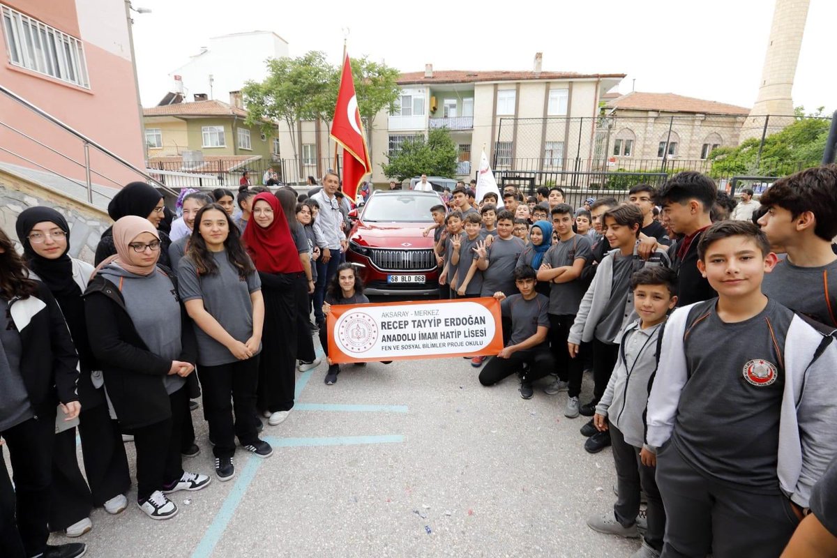 NiyaziMarasli's tweet photo. @TOGG2022Gemlik Okulumuz Recep Tayyip Erdoğan Anadolu İmam Hatip Lisesinde öğrencilerimizle buluştu. Bu coşkuya vesile olan @aksaraybel Başkanımız Sn @evrendincertr e yürekten teşekkürler. 
🚘📍@Rteaihl68 https://t.co/44YqyNCrkV