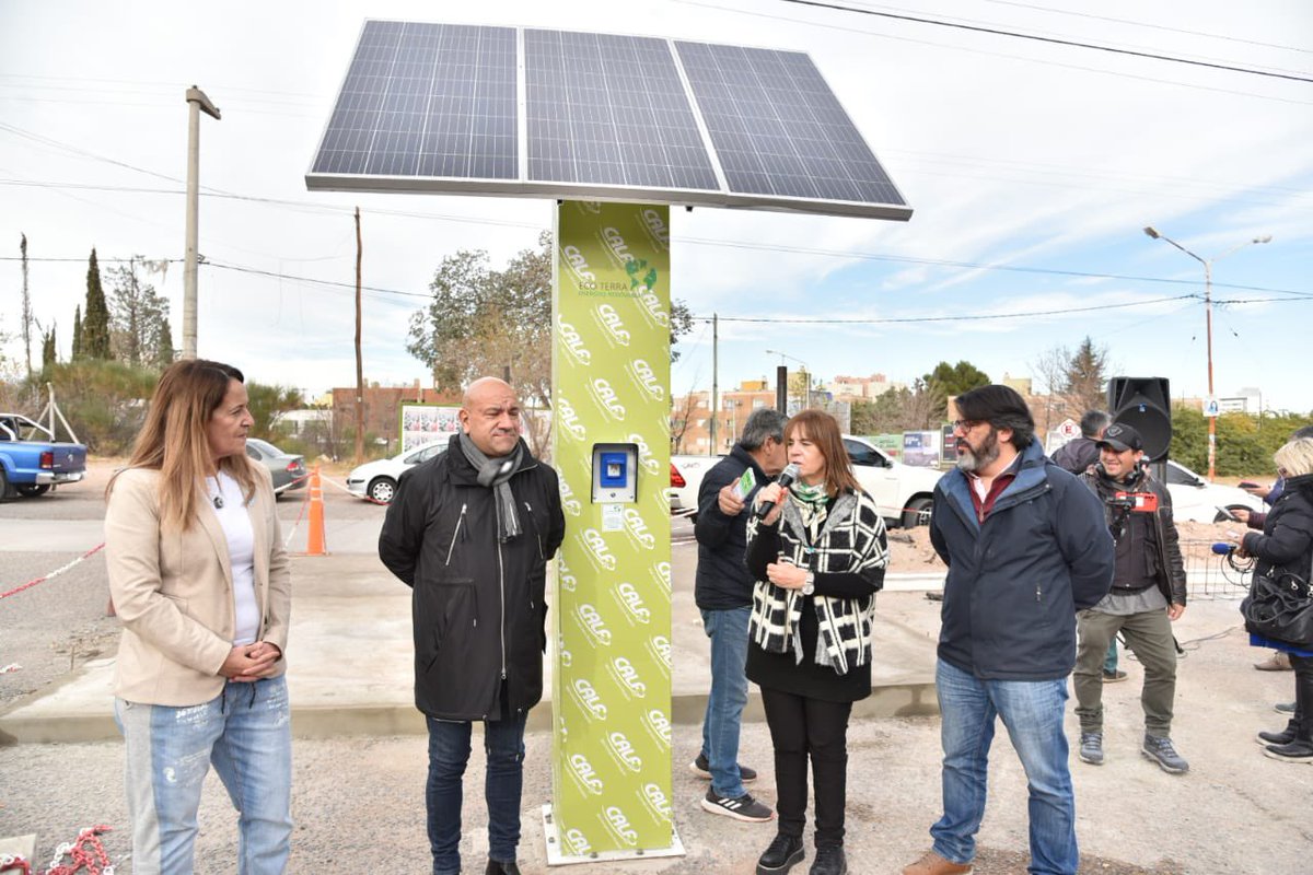 Inauguramos un Tótem para carga de celulares y dispositivos electrónicos en la Universidad del Comahue. El mismo se alimenta de energía solar, fomentando así el uso de las energías renovables. 

#energiasolar #energiasrenovables #totemsolar #unco