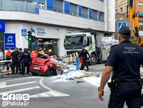 PoliciaGr's tweet photo. Accidente ocurrido esta tarde sobre las 17:25h. en calle Cañaveral.
El cable de una grúa se ha partido y el material que estaba subiendo a un edificio ha caído al paso de un vehículo.
Hemos intervenido de inmediato acotando la zona y colaborando con los servicios de emergencias. https://t.co/OBSU7ld5Ue