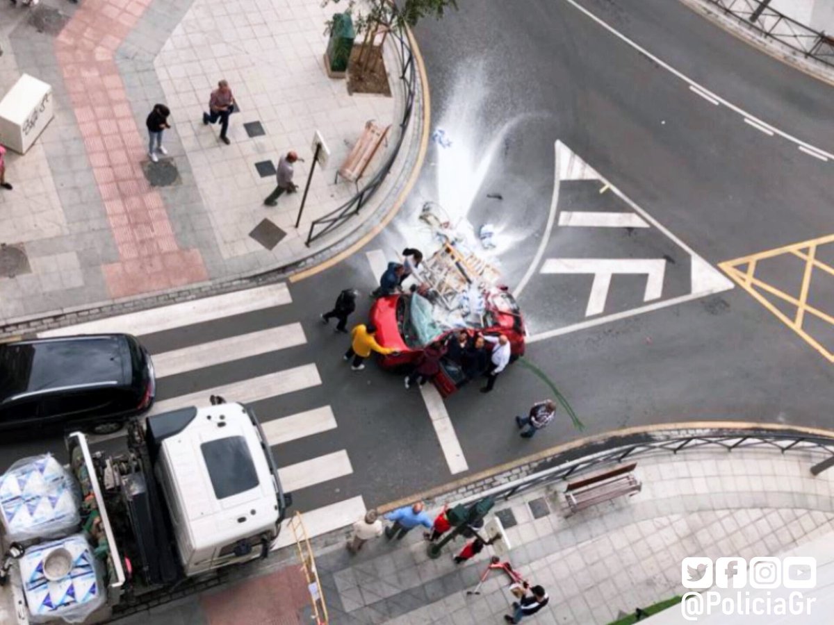 PoliciaGr's tweet photo. Accidente ocurrido esta tarde sobre las 17:25h. en calle Cañaveral.
El cable de una grúa se ha partido y el material que estaba subiendo a un edificio ha caído al paso de un vehículo.
Hemos intervenido de inmediato acotando la zona y colaborando con los servicios de emergencias. https://t.co/OBSU7ld5Ue
