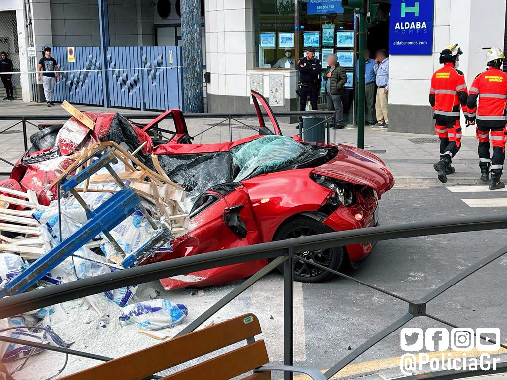 PoliciaGr's tweet photo. Accidente ocurrido esta tarde sobre las 17:25h. en calle Cañaveral.
El cable de una grúa se ha partido y el material que estaba subiendo a un edificio ha caído al paso de un vehículo.
Hemos intervenido de inmediato acotando la zona y colaborando con los servicios de emergencias. https://t.co/OBSU7ld5Ue