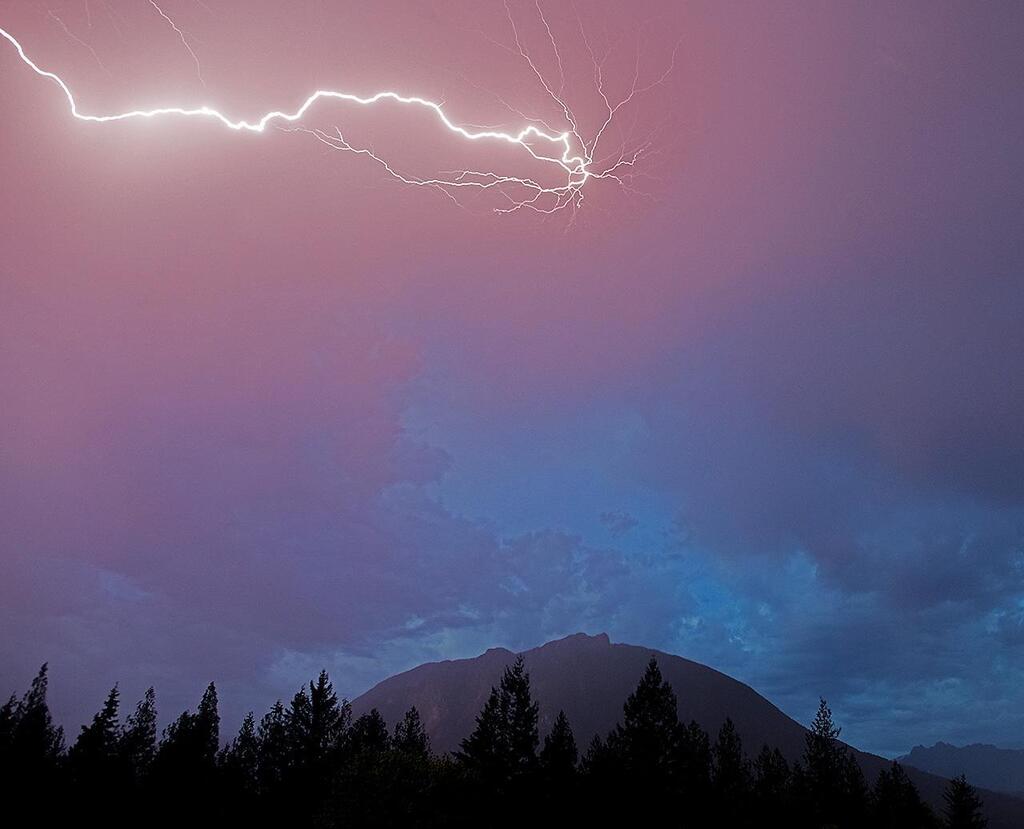 KSPNature's tweet photo. Lightning Above Mt Si, WA [1280x1036][OC]

📸: DrColdReality https://t.co/hQyGKQHR0U