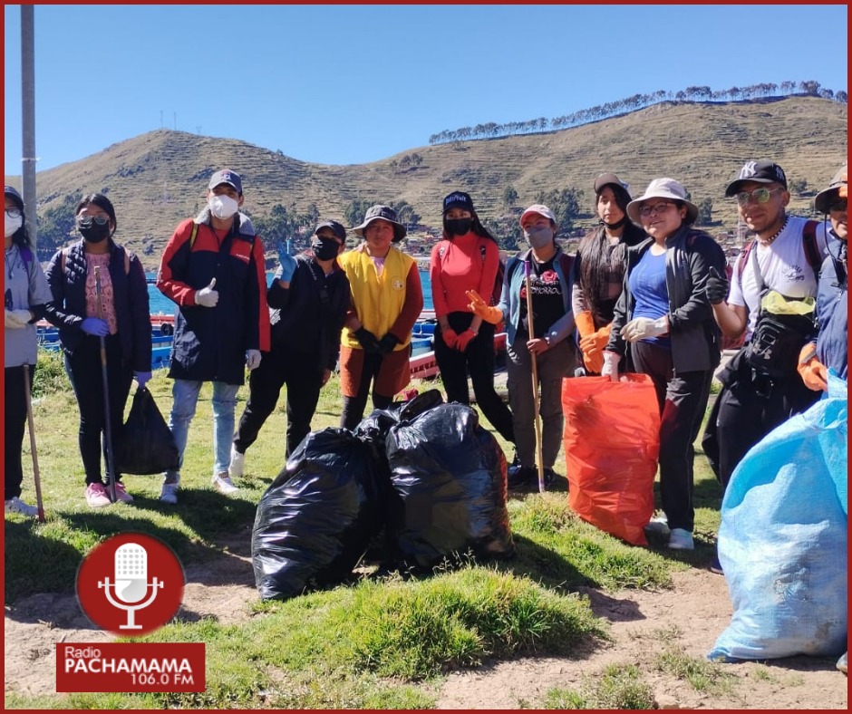 redpachamama's tweet photo. Un centenar de jóvenes de El Alto, realizaron limpieza en las orillas del lago Titicaca en el sector del municipio de San Pedro junto al padre Guechi Revelin. https://t.co/yTRpr97oFv