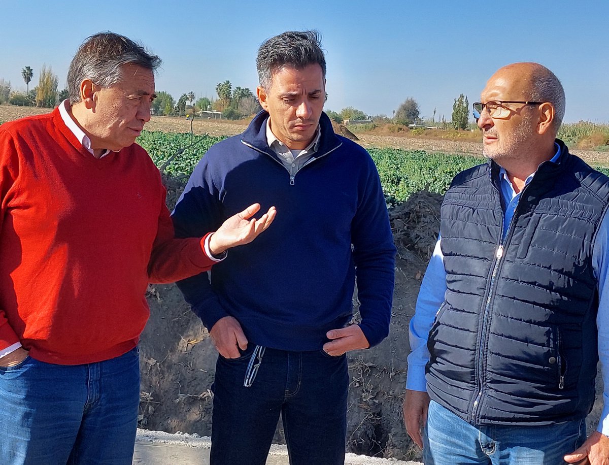 Junto a <a href="/IrrigacionMza/">Irrigación Mendoza</a> y vecinos del departamento seguimos impulsando el desarrollo del sector productivo de Guaymallén.
Más de 29.000 metros lineales de canales construidos en la zona rural, un verdadero compromiso con el cuidado del agua en el transporte.