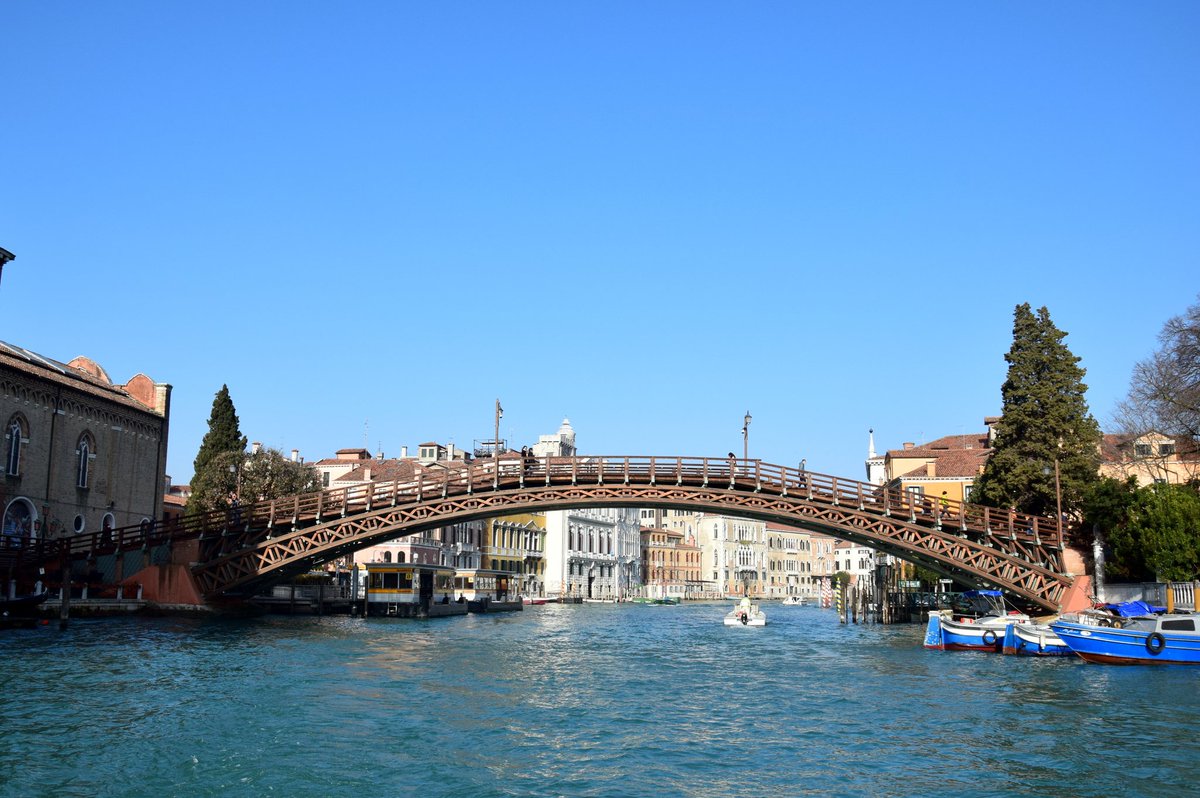 Ponte dell'Accademia. #Venezia #Venezia1600 #Veneto #architecture #venessia #venedig #venecia #Venice #viverevenezia #veneziadavivere #cultve #fotografia #vedute #ArteaVenezia #VenicePhotography #campiveneziani #chieseveneziane