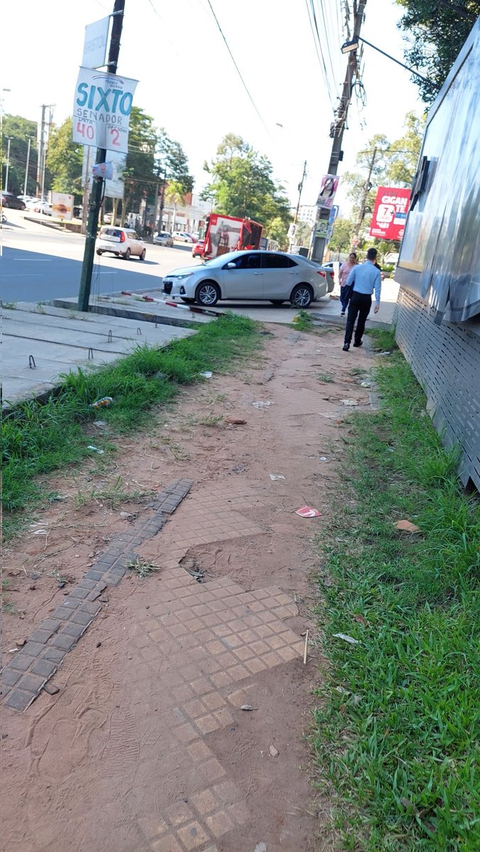 paredesrodri_py's tweet photo. Amo las veredas del aipo "eje corporativo" de Asunción. El sueño de todo ejecutivo es caminar por acá 🙌 https://t.co/yyD3bbOL9q