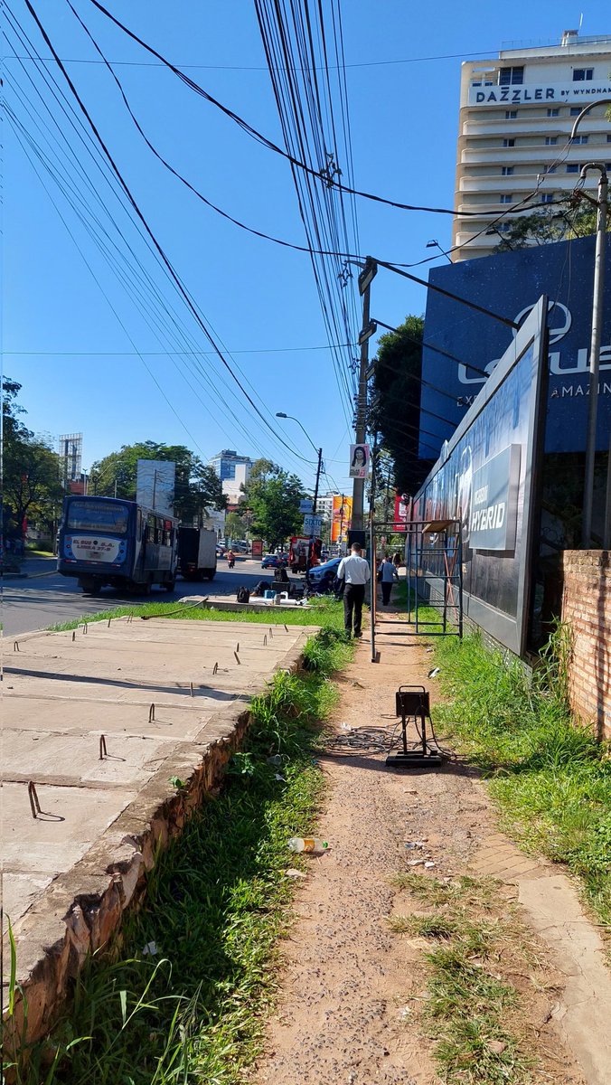 paredesrodri_py's tweet photo. Amo las veredas del aipo "eje corporativo" de Asunción. El sueño de todo ejecutivo es caminar por acá 🙌 https://t.co/yyD3bbOL9q