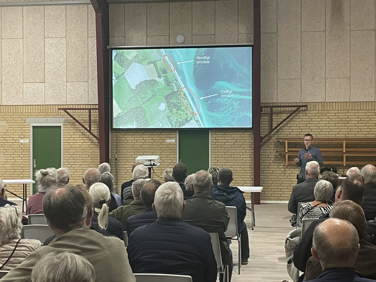 rsyddanmark's tweet photo. Informationsmøde om regionens oprensningsarbejde på Himmark Strand. Velkomst v. formand for miljøudvalget Poul Erik Jensen (S) og oplæg om arbejdet på stranden v. Himmark Strand projektleder Kristian Dragsbæk Raun fra regionshuset #virenserop #rsyd #forurening https://t.co/HrfXRRaXmD
