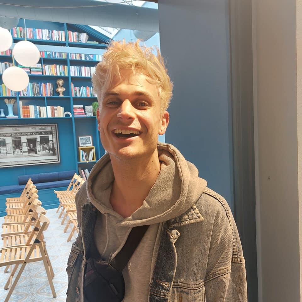dunsu_Duong's tweet photo. I have been a book release party with furries today #villepoter #norli #autograph #victorsotberg @Vicnor_ @victorsotberg @Vozzy20 https://t.co/XETiOybX7X