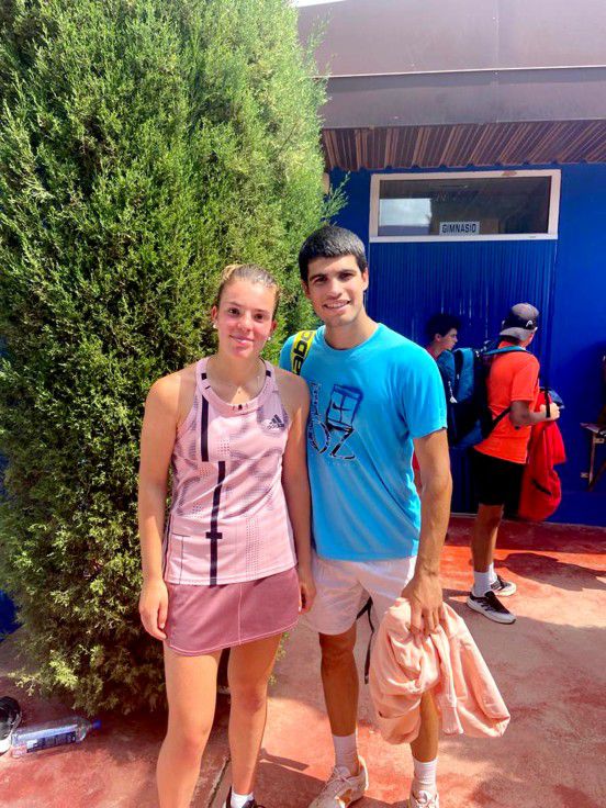 La tenista de Gandia, Loles Carbó Chova felicitada por el Nº1 del Mundo. Se ha proclamado ante Carlos Alcaraz vencedora del Torneo Junior Marca en la academia de Juan Carlos Ferrero.