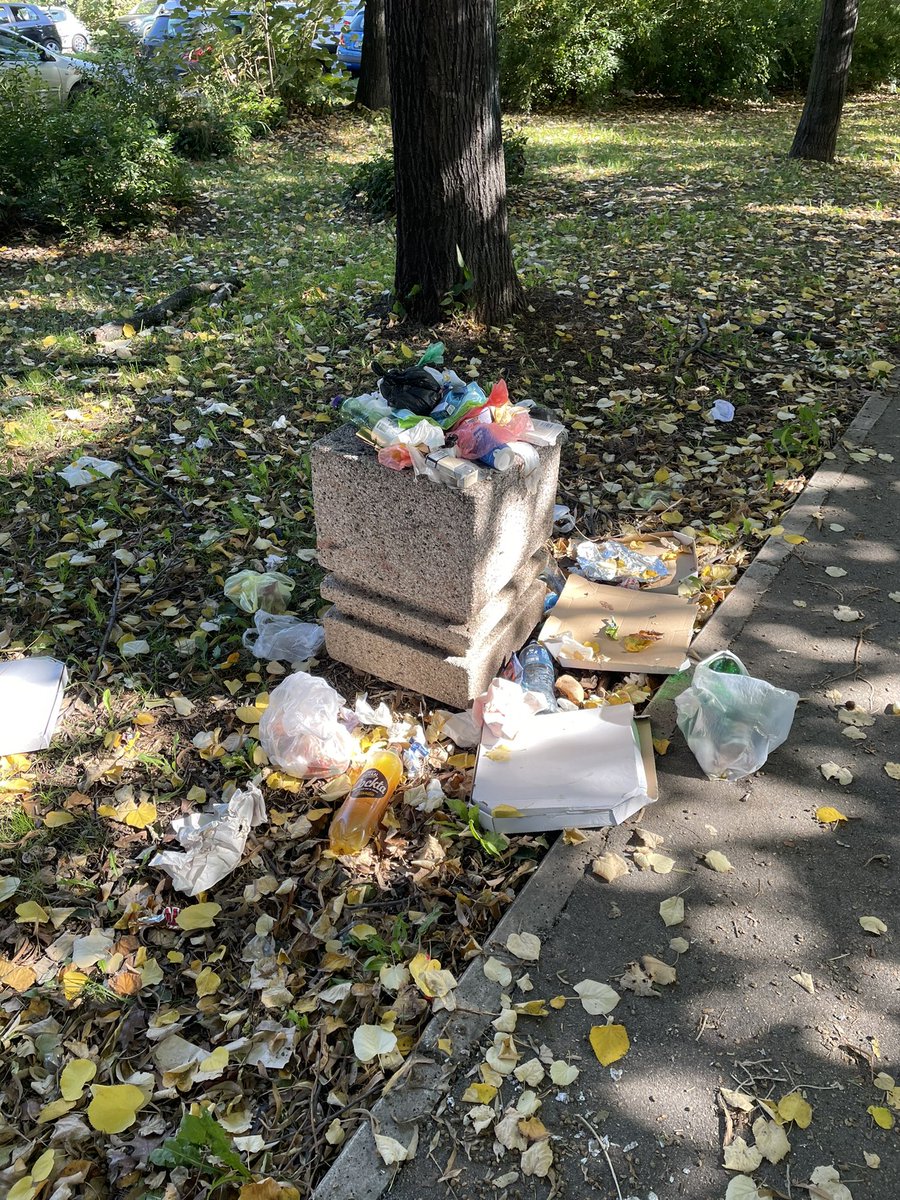 MaliPutar's tweet photo. Novi Beograd, Paviljoni, parkovi puni smeća!  @prijavi_problem https://t.co/nqaj1VmCTH