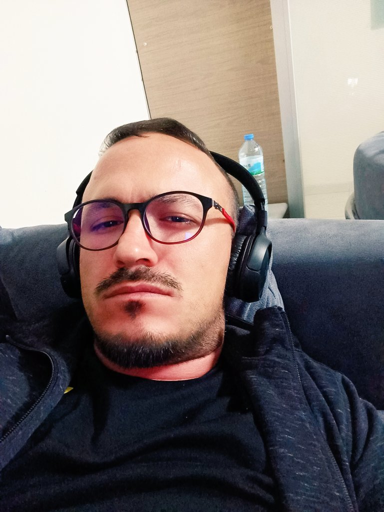 10 saat uyudum uykum var.
Hayvan gibi yedim açım.
Gece nöbetindeyim.Sabaha kadar dayanır mıyım ASLA.
Geceye bir DÜRÜM bırak...