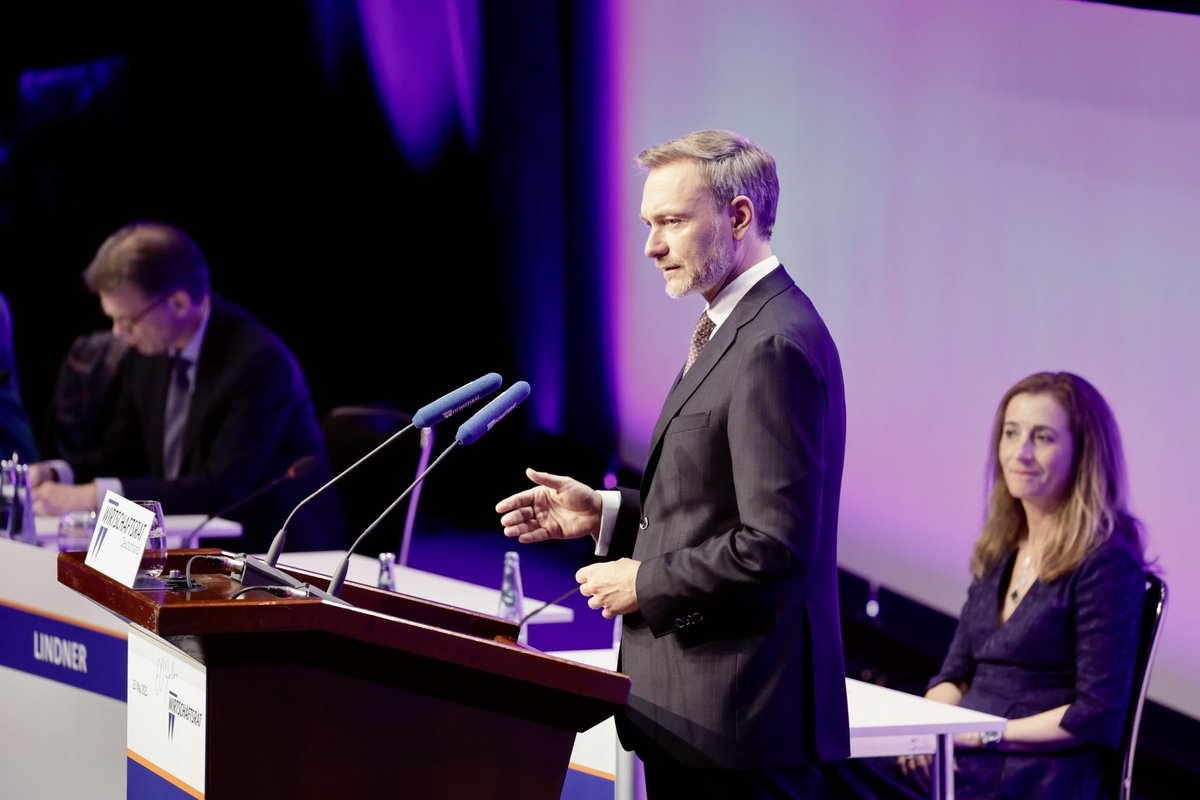 „#SozialeMarktwirtschaft ist keine Wirtschaftsordnung, in deren Zentrum Umverteilung steht und der Staat die Kommandos gibt. Soziale Marktwirtschaft ist eine Wirtschaftsordnung, die auf die Freiheiten des Einzelnen vertraut und sein Eigentum garantiert“, sagt <a href="/c_lindner/">Christian Lindner</a>.

Und: