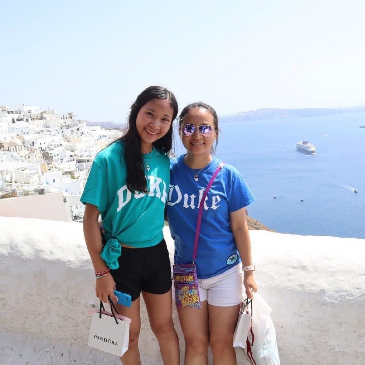 DukeAlumni's tweet photo. #DukeIsEverywhere ... and we want to see everywhere YOU go in the world this summer! Snap a photo of you wearing Duke gear somewhere in the world, and send that photo to us for a chance to be featured on our social media!
📸: Kelly Gu '02 in Santorini, Greece https://t.co/snbJ12u0Ud