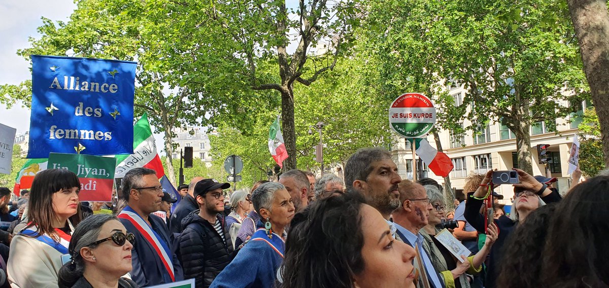 Ce mardi 23 Mai avec nos amies iraniennes pour dénoncer et combattre  le Régime assassin des Mollahs devant #ambassadeiran !!
#JinJiyanAzadi
#FemmesVieLiberte 💚❤💪💚❤