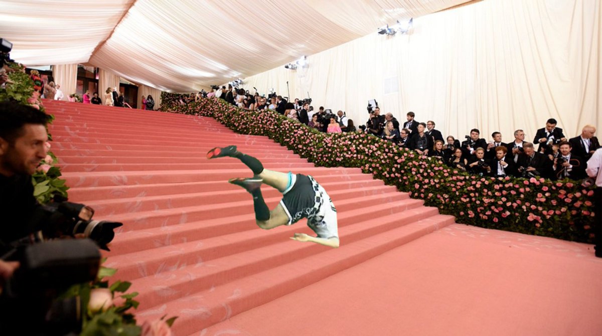 🚨 BREAKING: Charles Leclerc has fallen down the stairs at the met gala