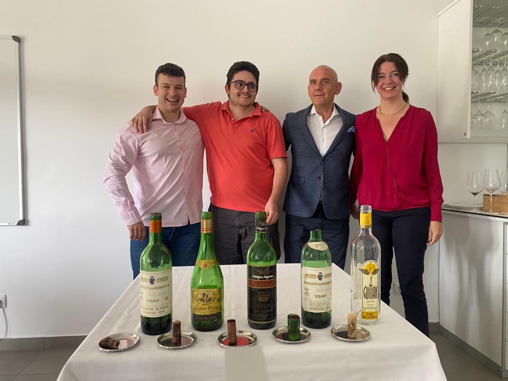 Ponencia y demostración técnica del degüelle " Vinos de Guarda: Elaboración conservación y servicio" por el sumiller David Robledo y nuestro alumno Sergio Meliá.  Las botellas históricas fueron donadas para esta actividad por el exalumno Andrés Arribas