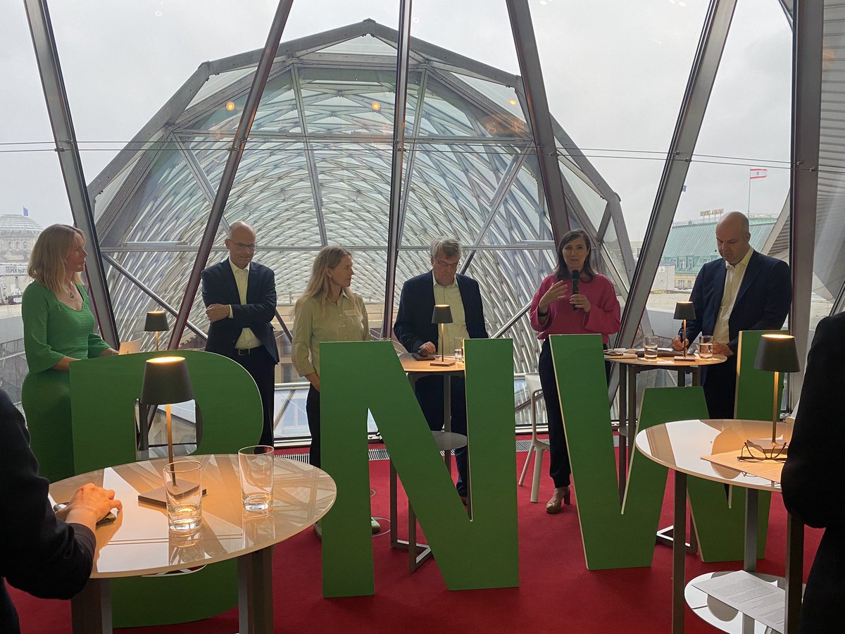 Jetzt live @ #Axica am Brandenburger Tor 🥁 Ein Gespräch zwischen Wirtschaft und Politik auf unserem Panel mit <a href="/DIW_Berlin/">DIW Berlin</a>-Präsident <a href="/MFratzscher/">Marcel Fratzscher</a>, <a href="/VAUDE_sport/">VAUDE (inaktiv)</a> CEO Antje v.Dewitz, <a href="/kathabeck/">Katharina Beck</a> <a href="/GrueneBundestag/">Grüne im Bundestag 🇪🇺🏳️‍🌈</a>, <a href="/rbrinkhaus/">Ralph Brinkhaus</a> <a href="/CDU/">CDU Deutschlands</a>, <a href="/HoubenReinhard/">Reinhard Houben 🇺🇦</a> <a href="/fdpbt/">Fraktion der Freien Demokraten</a>