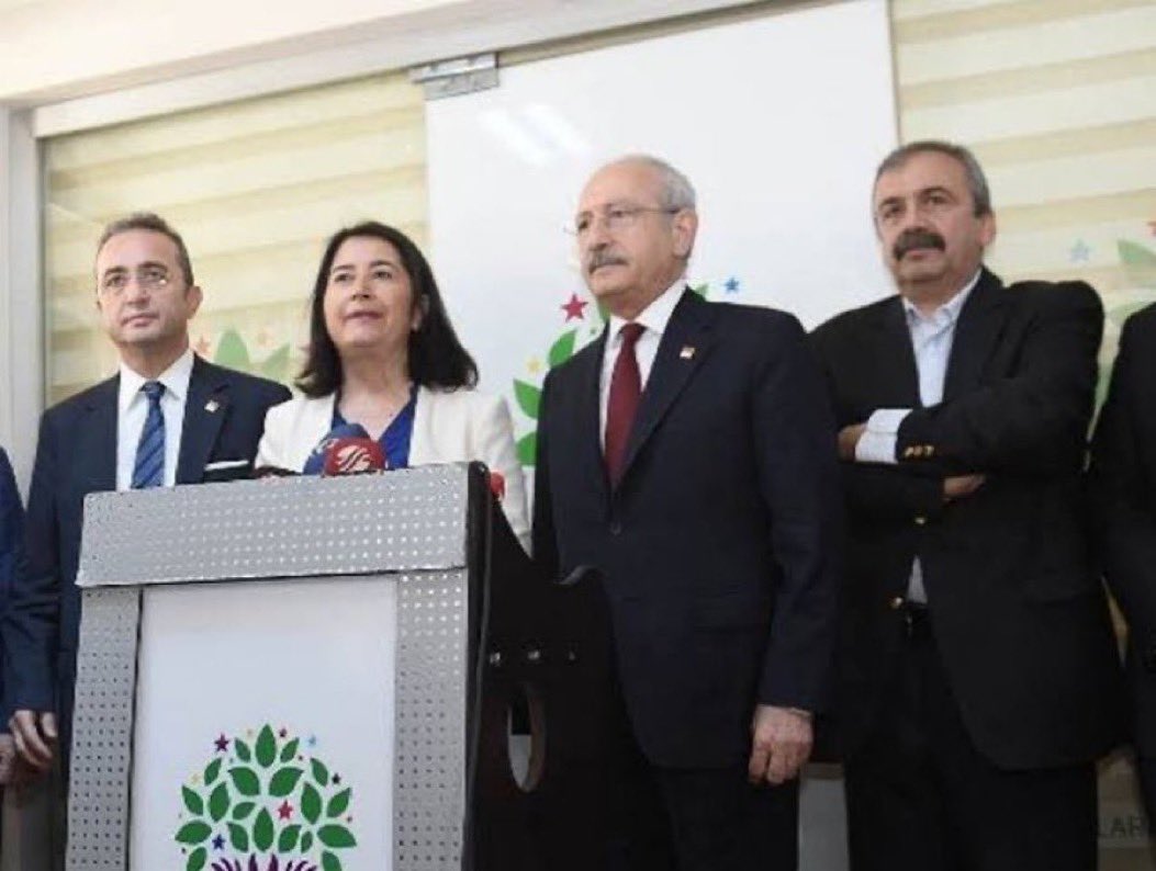 HDP/YSP Milletvekili Sırrı Süreyya Önder: 

"Kılıçdaroğlu’nun kendisinin taahhüt ettiği birtakım şeyler var.

Örneğin bizim arkadaşlarımızın cezaevinde boşuna yatıyor oluşunun ya da  siyasi bir hınç alma duygusuyla yatıyor oluşunun altını kendisi çizdi."

"Dolayısıyla bu ağır bir