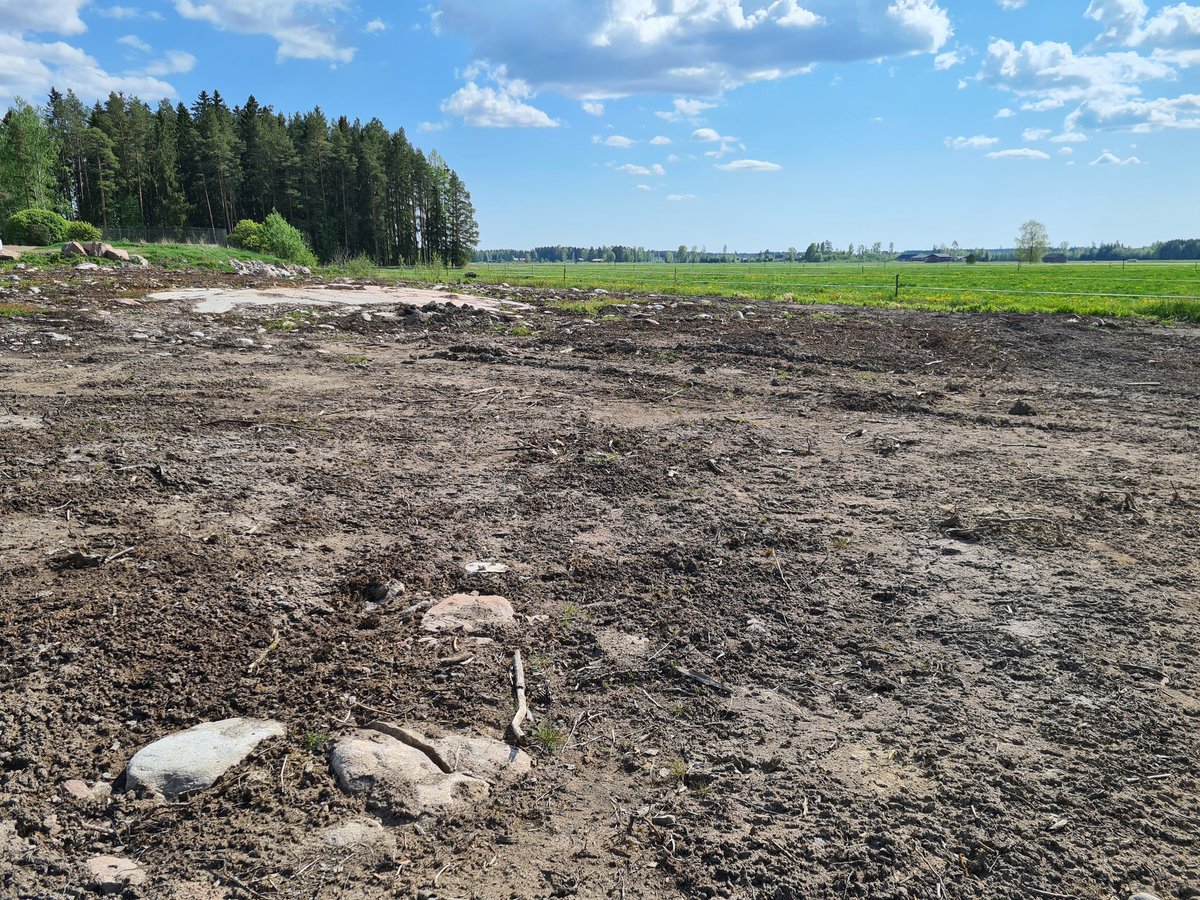 jounipitkaranta's tweet photo. Kaksi vuotta sitten tämä talouskeskuksen 0,4 ha takapiha raivattiin valmiiksi 2 robotin navetalle. Tänään etsimässä navetalle uutta paikkaa koska #metsäkato. Pelto pehmeä rakentamiseen ja toisessa paikassa purettava vanha varasto. Nyt tämä käsittämätön on todellisuutta. https://t.co/m7Ip2Iam7g