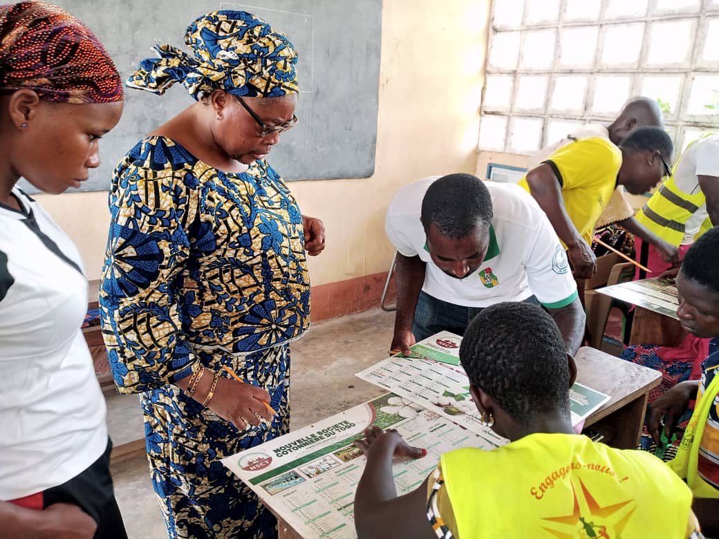 anvt_togo's tweet photo. Dans l'objectif de contribuer à l'autonomisation financiere des jeunes,  " l'ONG TIBI "  a organisé une formation sur la fabrication des gadgets artisanaux (sacs à main, chaussures, éventails ...) à l'endroit des VEC de  Bapuré, ces 19 et 22 mai.  

#FormationVEC
#ANVT https://t.co/thRUFwKrmY