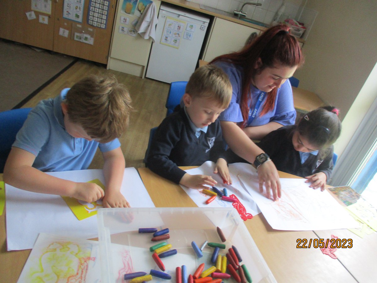 1J are loving their create learning - here they exploring different tools and media,  using stencils and wax crayons to create their own birds. Great job everyone! <a href="/ololprimary_HT/">Headteacher at OLOL</a> #MakeADifference #ARTOLOL
