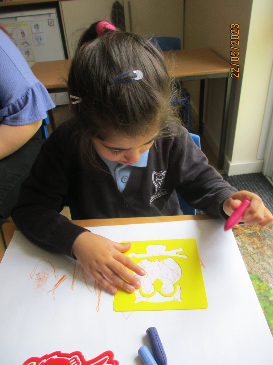 1J_MrsJ's tweet photo. 1J are loving their create learning - here they exploring different tools and media,  using stencils and wax crayons to create their own birds. Great job everyone! @ololprimary_HT #MakeADifference #ARTOLOL https://t.co/tluzcGZ05R