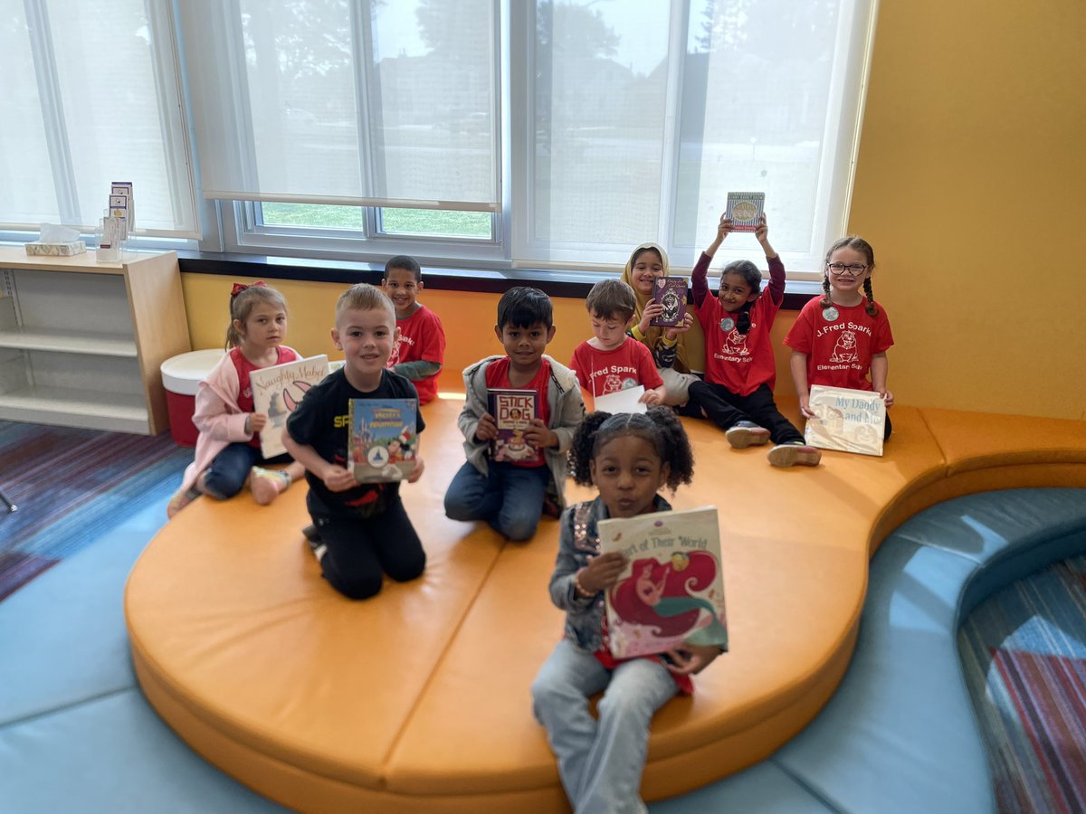 Mrs_Cappellano's tweet photo. We had a blast on our first field trip to the Island Trees Public Library! We received our very own library cards, made library card holders, and even got to check out new books! ❤️📚 Thank you so much @TreesIsland ! @MinottoMrs @SparkeShines https://t.co/DCLryUEZL6