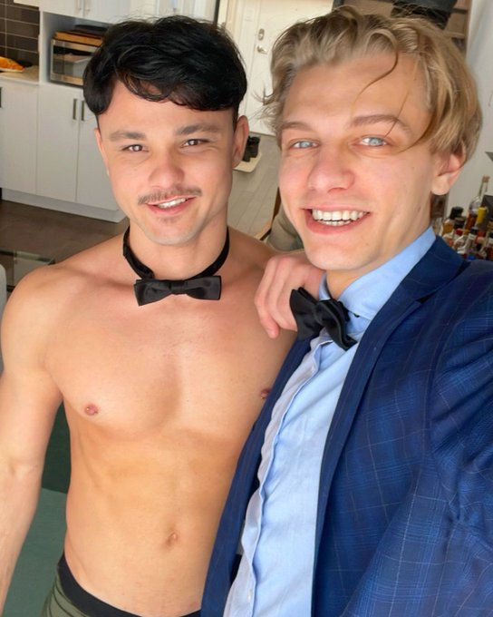 I think we should all ditch suits and just wear a bowtie like @kinda_lorenzo https://t.co/qcLdb8Hk7i<a href="/tag/newprofiepic"class="tags"><span>#newprofiepic</span></a>