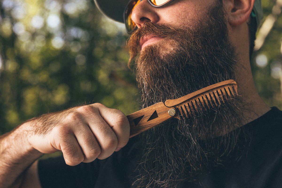 Ms. Ramirez's review makes us proud as a peacock🦚 of our beard comb:

'I purchased this comb for my #husband and he loves it! He has gotten compliments when he takes it out of his pocket to use. This comb does not pull on his #beard!'
noshavelife.com/products/og-lo…
#fathersdaygift