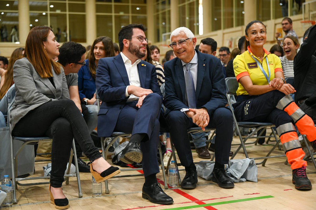 salutcat's tweet photo. 🧑‍⚕️👩🏻‍⚕️ Donem la benvinguda als quasi 1.700 residents que s'incorporen al Sistema de Salut de Catalunya.

 #BenvingudaResidents23 https://t.co/1wVaXzQe1l